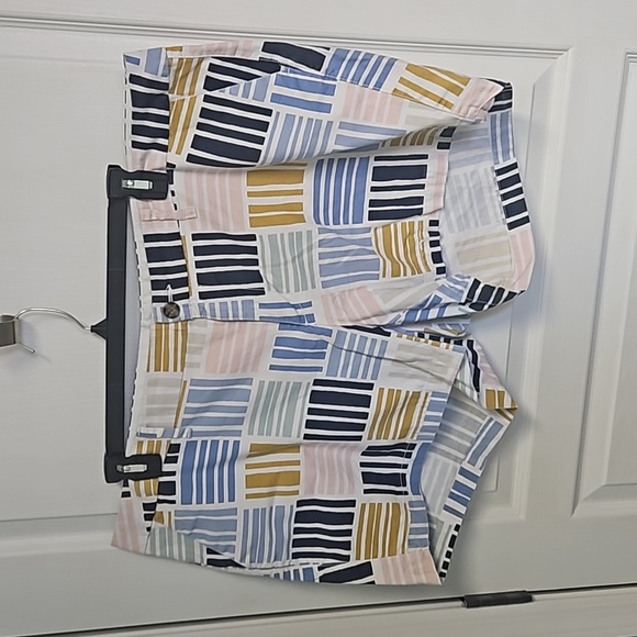 Old Navy Women's Plus Size Blue Geometric Print Chino Shorts - women's 20 - Picture 1 of 8